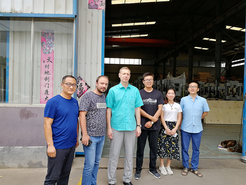 俄羅斯客戶到廠驗(yàn)收機(jī)器，獲得客戶一致好評(píng)
